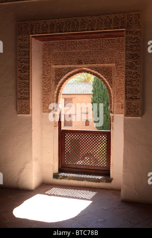 Una finestra con una vista nella sala degli Ambasciatori della Alhambra di Granada, Spagna Foto Stock