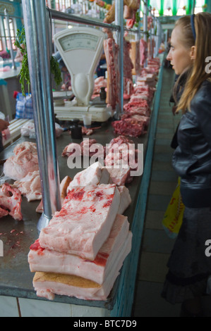 Pressione di stallo di carne al mercato Krakivsky Lviv Ucraina occidentale Europa Foto Stock