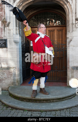 Mellvin Gudger, Pamphill e Shapwick Town Crier compete nel Dorset Town Crier concorrenza 2010. Foto Stock