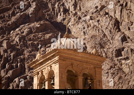 Torre campanaria della chiesa ortodossa della Santa Caterina monastero vicino Saint Katherine o El Miga village, Sinai, Egitto, Africa Foto Stock