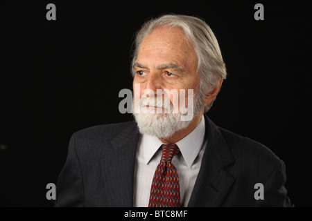 Ritratto di barba e capelli grigi imprenditore senior in tuta e cravatta, studio shot sfondo nero, 16 Ottobre 2010 Foto Stock