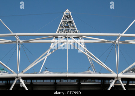 Vista la parte superiore in acciaio su in parte costruito (in ottobre 2010) London 2012 Olympic Athletics Stadium nella zona est di Londra, Regno Unito. Foto Stock