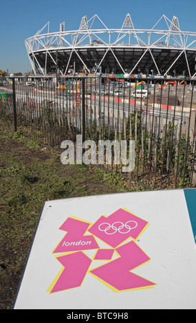 2012 Olympics logo e in parte costruito (in ottobre 2010) London 2012 Olympic Athletics Stadium di Stratford, a est di Londra. Foto Stock