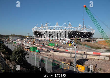 Il parzialmente costruito (in ottobre 2010) London 2012 Olympic Athletics Stadium di Stratford, a est di Londra. Foto Stock