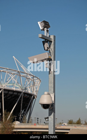 La protezione del perimetro telecamere parzialmente costruito (in ottobre 2010) London 2012 Olympic Athletics Stadium nella zona est di Londra, Regno Unito. Foto Stock