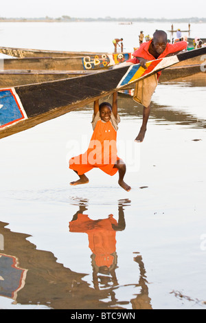 I ragazzi si gioca su una barca in, il fiume Niger, Segou, Mali Foto Stock