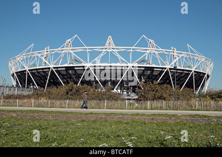 Il parzialmente costruito (in ottobre 2010) London 2012 Olympic Athletics Stadium, Londra, Regno Unito. Foto Stock