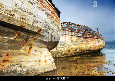 Barche abbandonate a Salen Bay sull'Isola di Mull Foto Stock