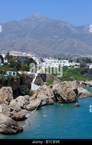 Vista panoramica di Playa Carabeo a Nerja sulla Costa del Sol in provincia di Malaga, Spagna Foto Stock