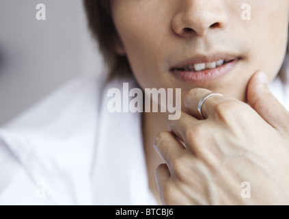 In prossimità della bocca di Le Mans e la mano con un anello Foto Stock