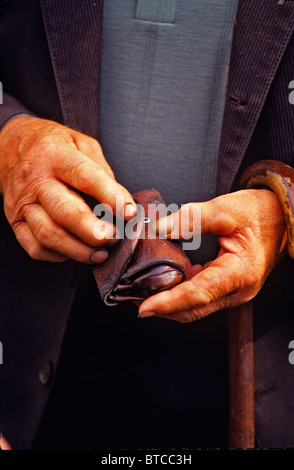 Le mani di un vecchio uomo con la sua borsa in Honfleur Foto Stock
