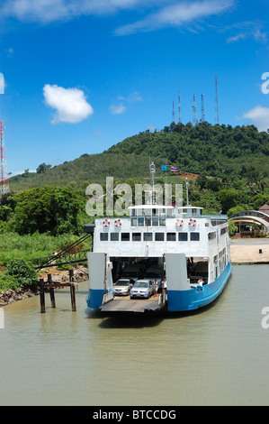 Il Koh Chang dal molo del traghetto e dal traghetto, Thailandia Foto Stock