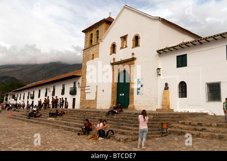 Chiesa principale in plaza major in Villa de Leyva, Colombia Foto Stock