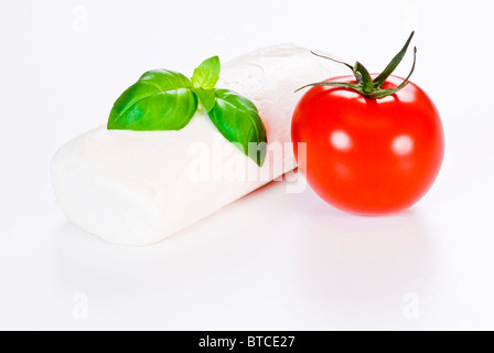 Pomodoro fresco e basilico e mozzarella su sfondo bianco Foto Stock