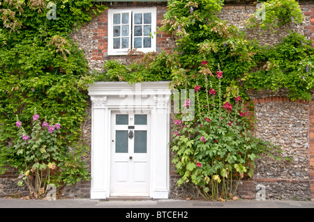 La porta anteriore di una vecchia casa in Oxfordshire; Eingangstür eines alten Hauses englischen Foto Stock