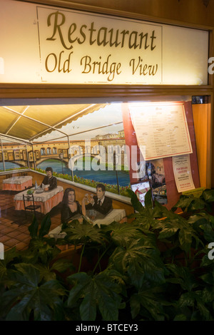 Il menu del ristorante e illustrazione che mostra i turisti seduti sulla terrazza che si affaccia su Ponte Vecchio a Firenze. Foto Stock