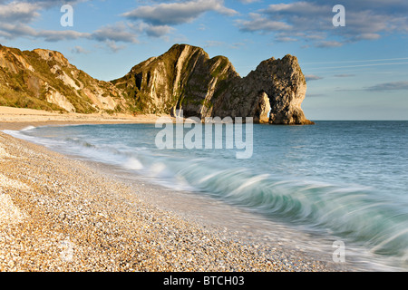 Porta di Durdle, Dorset, onde, pomeriggio, tramonto, ghiaia, Jurassic Coast, Inghilterra, sito patrimonio dell'umanità. Foto Stock