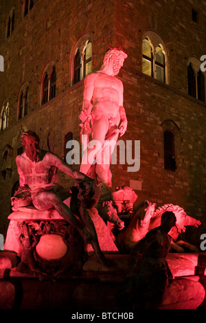 Fontana del Nettuno statua in rosa di illuminazione in Piazza della Signoria Foto Stock