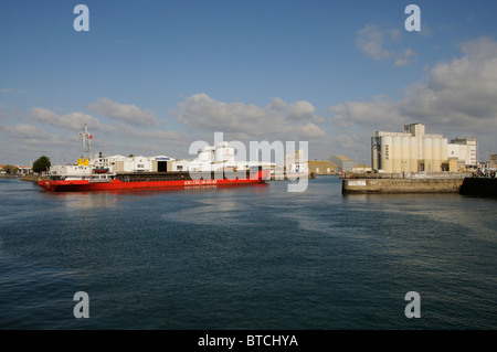 La Alma un carico secco che trasportano grano la nave entra in porto a Les Sables d' Alonne sulla costa atlantica della Francia Foto Stock