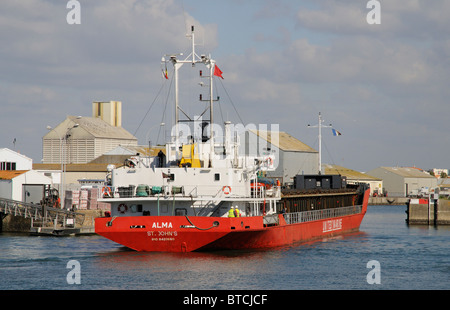 La Alma un carico secco che trasportano grano la nave entra in porto a Les Sables d'Alonne sulla costa atlantica della Francia Foto Stock