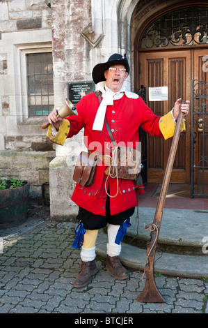 Mellvin Gudger, Pamphill e Shapwick Town Crier compete nel Dorset Town Crier concorrenza 2010. Foto Stock