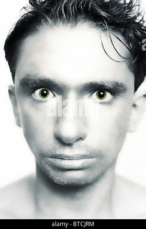 La faccia di un giovane con un argento e trucco occhi pazzo Foto Stock