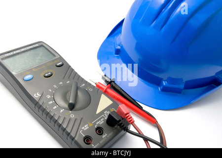 Isolate il casco blu e multimetro per i lavoratori Foto Stock