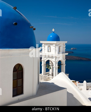 Chiesa Duomo e il campanile a torre Firostefani Santorini Cicladi Grecia Foto Stock