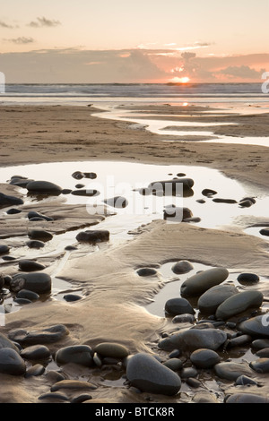 Tramonto a Sandy Mouth Beach vicino a Bude, Cornwall, Regno Unito Foto Stock