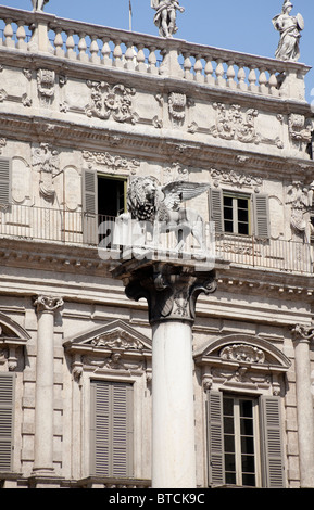 Colonna con Leone di Venezia in Piazza Erbe Verona Veneto Italia Foto Stock