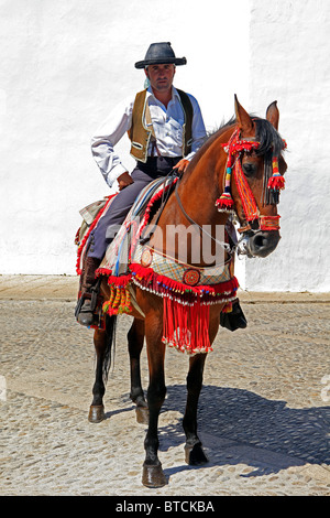Uomo in abito tradizionale su cavallo al di fuori della corrida a Ronda, Spagna Foto Stock