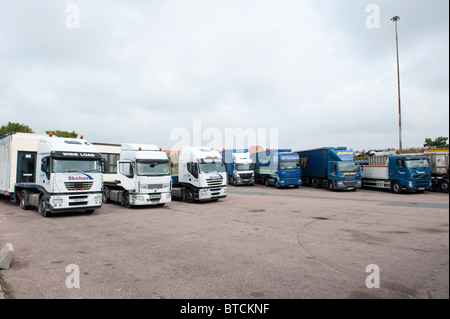 HGV automezzi parcheggiati in un'autostrada area di servizio in Inghilterra. Foto Stock