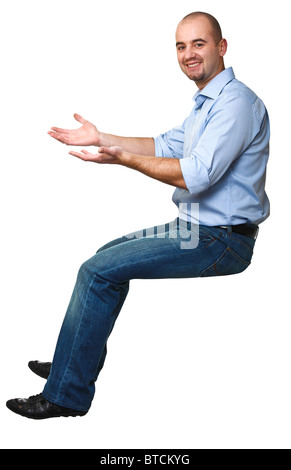 Happy businessman sit e mostrando pongono isolato su bianco Foto Stock