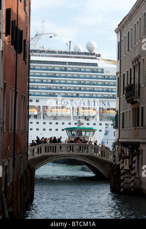Nave da crociera ormeggiata alla fine del Canal Venezia Italia Foto Stock