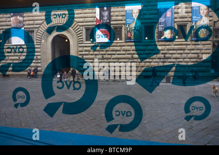 Agnolo di Cosimo Bronzino di esposizione di poster e QVC canale Tv street promo a Piazza Strozzi. Eleonora di Toledo Foto Stock