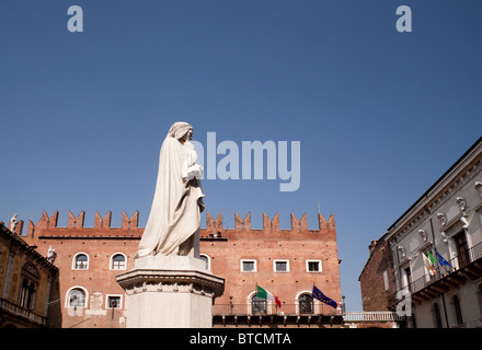 Statua del poeta italiano Dante Allighieri in Piazza de Signori Verona Veneto Italia Foto Stock