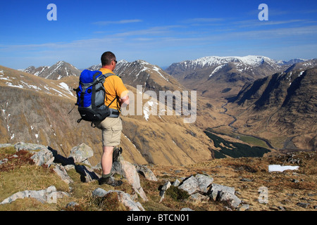 Hillwalker su Beinn Maol Chaluim guardando attraverso le montagne di Glen Etive. Foto Stock