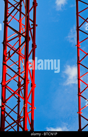 Dettaglio della gru rossa contro il cielo blu Foto Stock