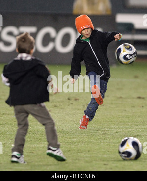 ROMEO BECKHAM PASSA CRUZ BECKHAM la galassia della LA V FC DALLAS CARSON LOS ANGELES CALIFORNIA USA 24 Ottobre 2010 Foto Stock