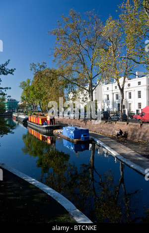 Vista di Little Venice e ingresso al Regent's Canal da Warwick Avenue, Paddington, Londra, Inghilterra, Regno Unito Foto Stock