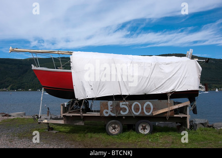 Rosso barca a vela in vendita santo Loch vicino a Dunoon Argyll & Bute Scozia Scotland Foto Stock