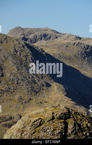 Walkers sul vertice di Pike of Stickle, con Scafell Pike in background. Lake District inglese vista montagna Foto Stock