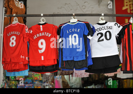 Fake magliette da calcio in vendita a Kuching, Sarawak, Malaysia Foto Stock