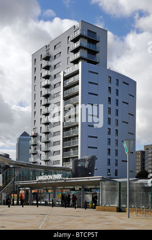 Langdon Park Docklands Light Railway Station include un nuovo edificio di appartamenti alto blocchi con Canary Wharf oltre Foto Stock