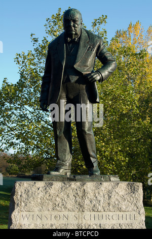 Statua della seconda guerra mondiale il Primo ministro inglese Winston Churchill s. Nella sua vecchia circoscrizione parlamentare di Chingford. Foto Stock