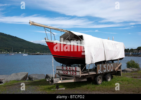 Rosso barca a vela in vendita santo Loch vicino a Dunoon Argyll & Bute Scozia Scotland Foto Stock