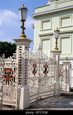 Taunton, Vivary Park Gate, città crest stemma araldico italiano Vittoriano dipinto di bianco in ferro battuto Inghilterra Somerset REGNO UNITO Foto Stock