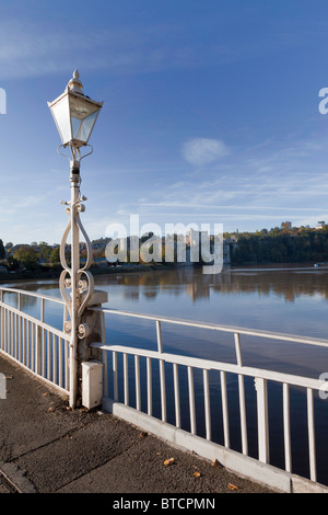 Lampada posta sul ponte di ferro sul fiume Wye e Chepstow Castle Foto Stock