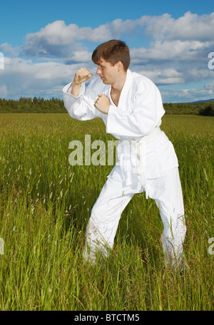 I giovani impegnati nelle arti marziali all'aperto Foto Stock