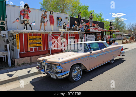 Edsel rosa nella parte anteriore del bullone arrugginito e Thunderbird Negozio indiano Seligman Arizona Route 66 Foto Stock